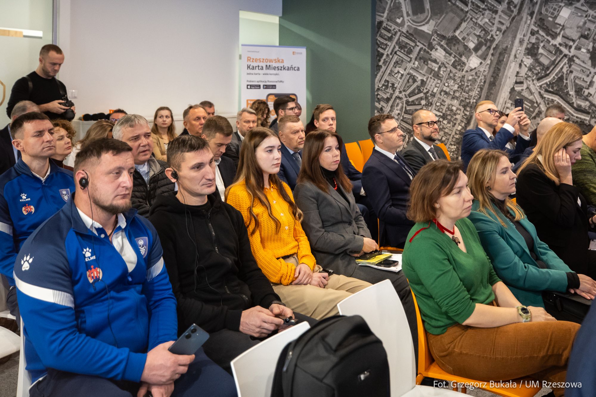 zdjęcie z konferencji Re: Hub, dotyczącej pomocy ofiarom wojny na Ukrainie w Rzeszowskim Urban Labie, fot. Grzegorz Bukała, Urząd Miasta Rzeszowa
